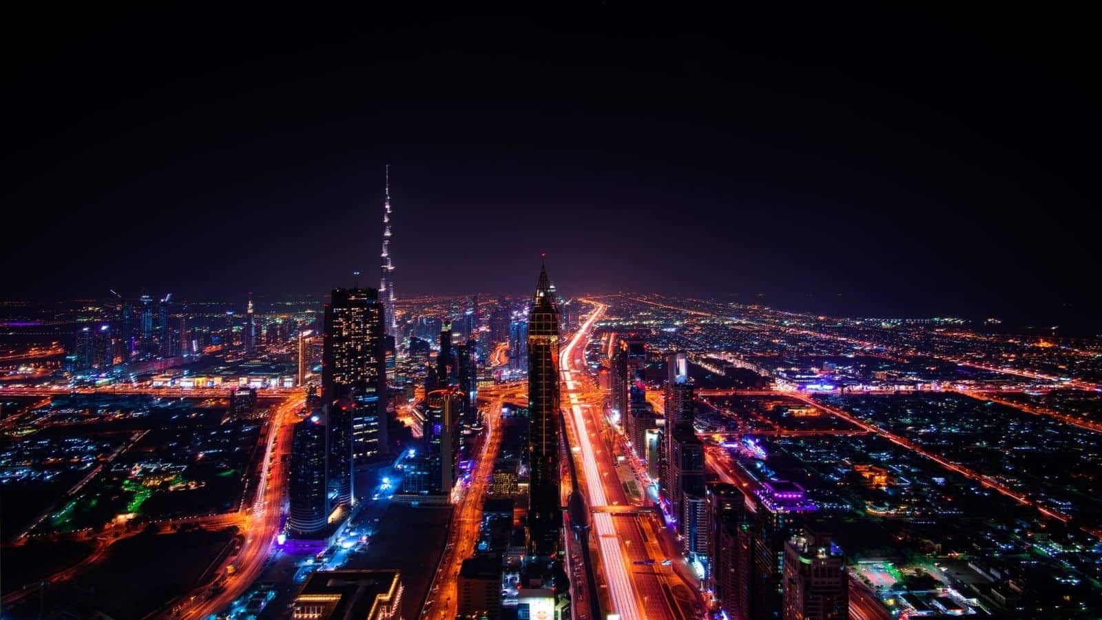 Skyline nocturno de una jurisdicción de baja tributación
