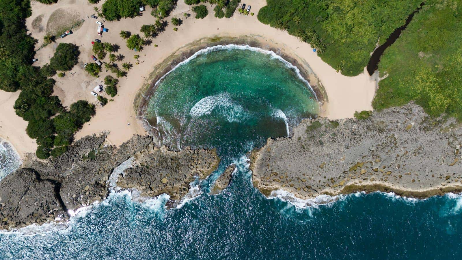 Isla del Caribe vista aérea con mar turquesa